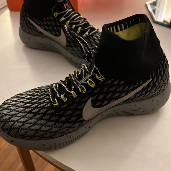 Nike LunarEpic Flyknit Shield Black Metalic Silver Shoes slightly used - Picture 2 of 7